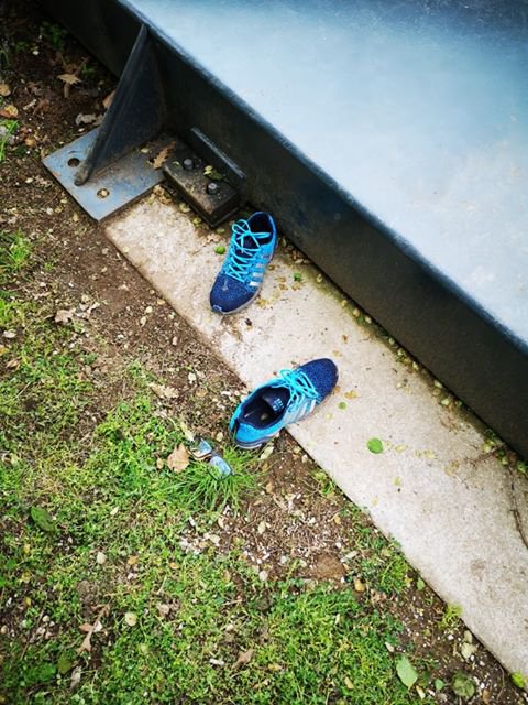 Fotografija: Športne čevlje in lepo zložena očala z dioptrijo so našli na razgledni ploščadi na Pungertu v Kranju. FOTO: PU Kranj