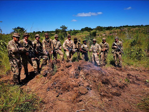 Fotografija: Britanski vojaki v Malaviju urijo čuvaje.