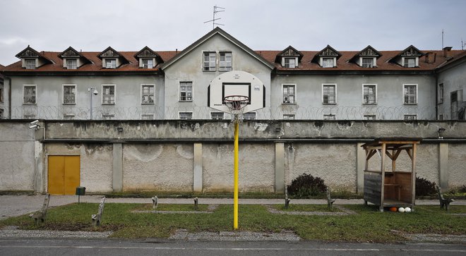 Sodišče je ugotovilo neprimerne razmere v zaporih na Povšetovi v Ljubljani, ne pa tudi v mariborskih zaporih. FOTO: Jože Suhadolnik