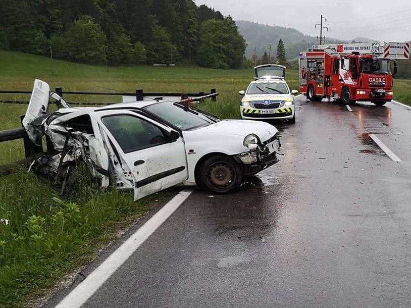 Fotografija: V nesreči so bila udeležena tri vozila. FOTO: PGD Litija
