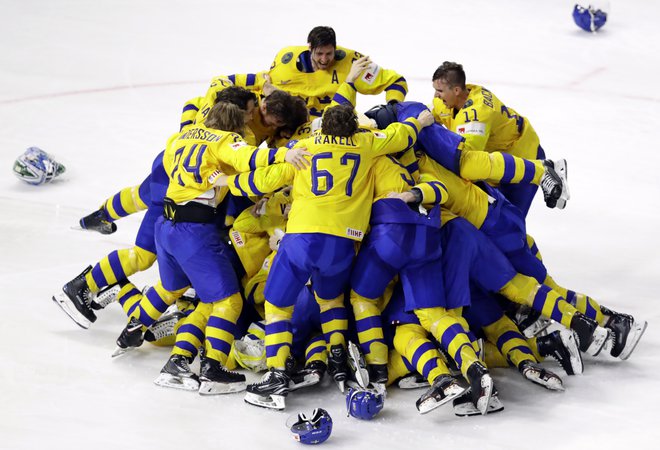 Švedski hokejisti so se lani veselili naslova svetovnih prvakov. FOTO: Reuters
