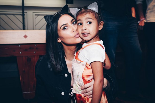 Kardashianova in njena North – podobnost z deklico Kim je očitna.