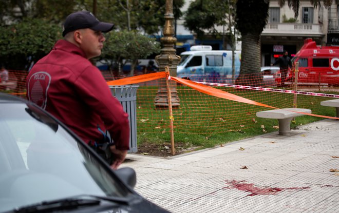 Krvava sled na prizorišču dogodka. FOTO: Agustin Marcarian, Reuters