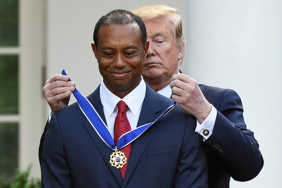 Fotografija: Predsednik Donald Trump je odlikoval Tigra Woodsa s predsedniško medaljo svobode. FOTOGRAFIJE: REUTERS