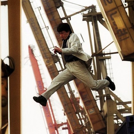 Fotografija: Jackie Chan je spoznal, da te nenatančno odmerjen skok lahko stane življenje.