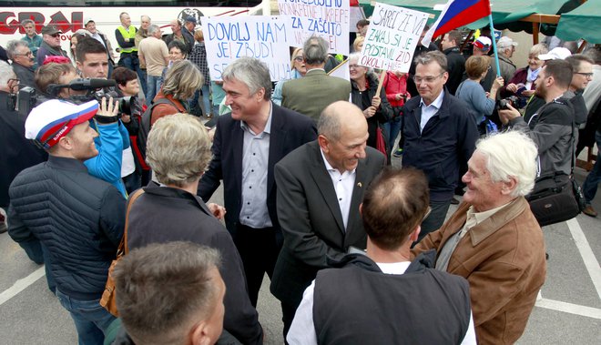 Protesta so se udeležili tudi politiki desnega političnega pola. FOTO: Roman Šipić, Delo