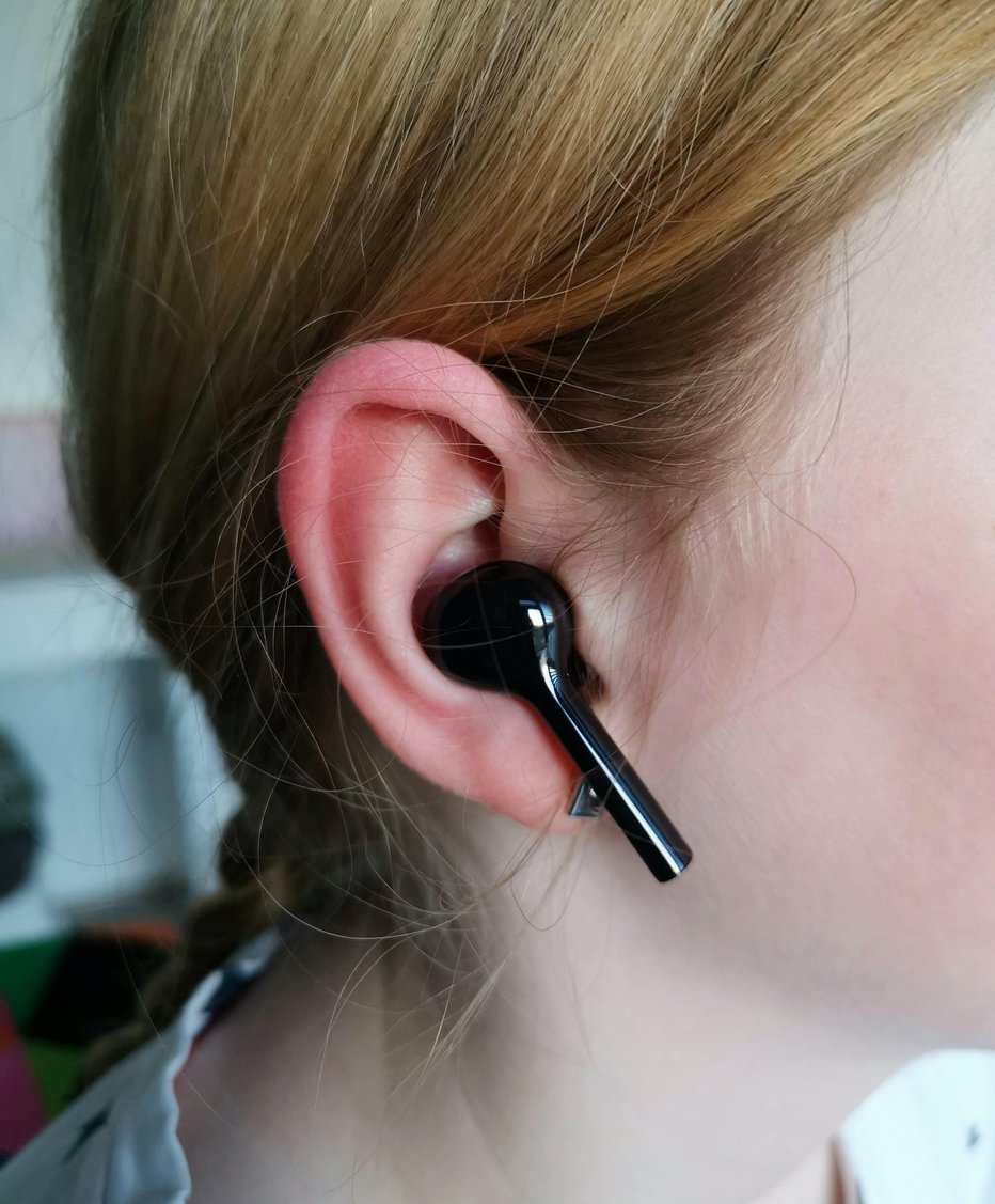 Fotografija: Slušalke freepods lite se lepo prilegajo ušesu, treba je le najti pravi silikonski vložek. FOTO: Staš Ivanc