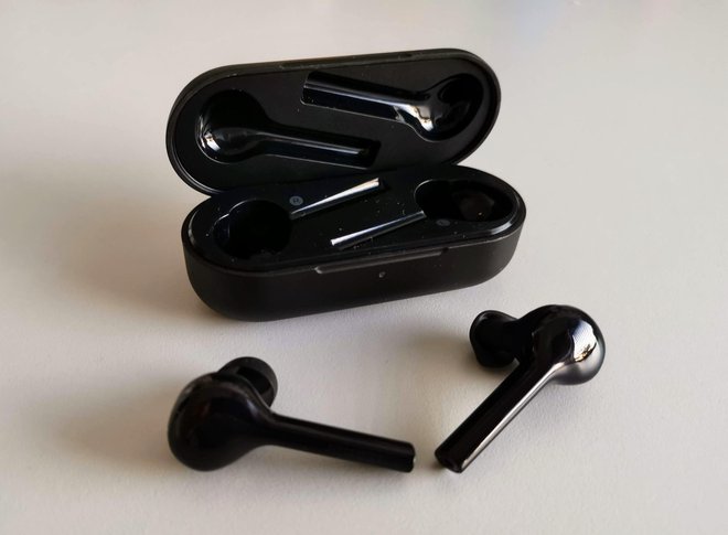 Brezžične slušalke freebuds lite so res videti kot Applove airpods. FOTO: Staš Ivanc