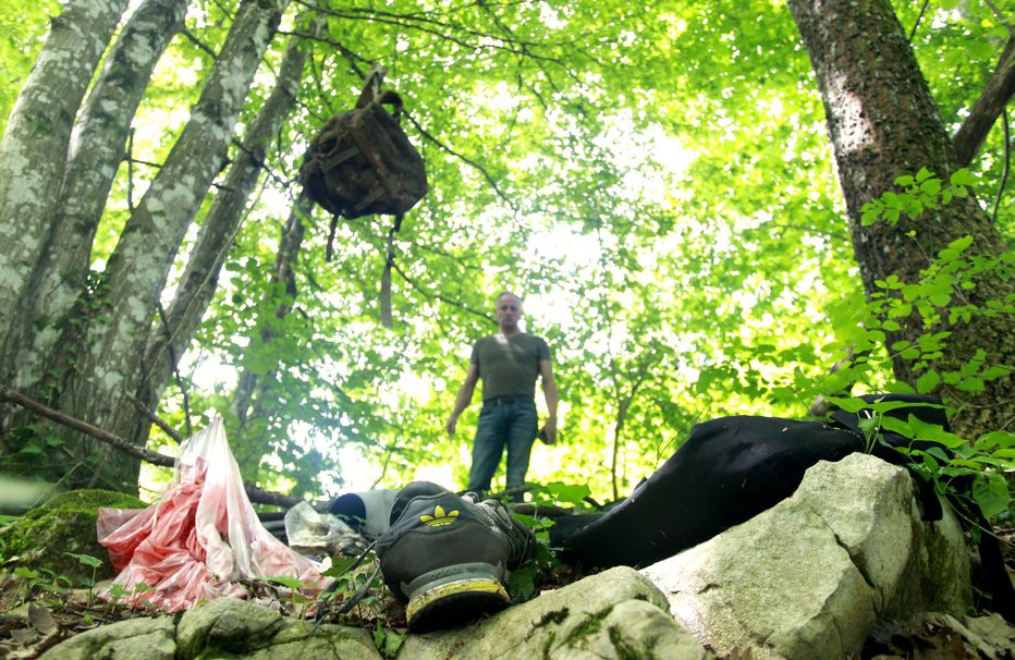 Fotografija: Domačine zelo motijo smeti, ki jih pribežniki odmetavajo v gozdu. Deponija je nastala med Marindolom in Adlešiči, kupi odvrženih oblačil so tudi v gozdovih pri Učakovcih, Vukovcih in na Sinjem Vrhu. FOTO: Roman Šipić, Delo