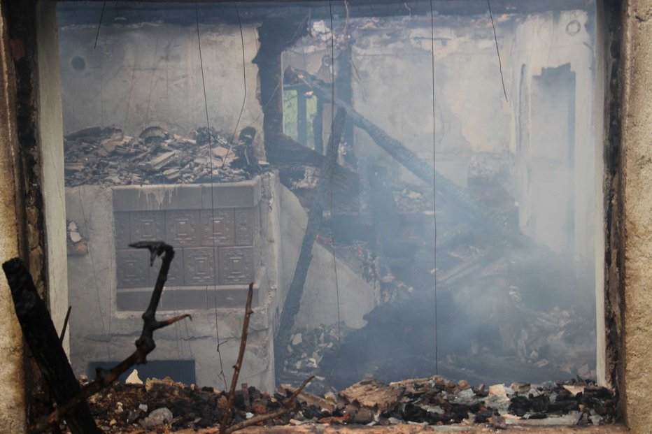 Fotografija: Uničujoči požar v Črešnjicah nad Pijavškim. FOTO: Tanja Jakše Gazvoda
