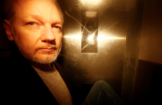 Julian Assange zapušča kraljevo sodišče 1. maja 2019. FOTO: Reuters