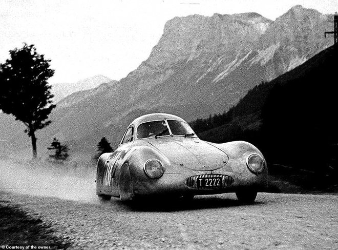 Ferry Porsche je vozilo naredil za dirko od Berlina do Rima, ki pa je ni bilo. FOTO: Sotheby's