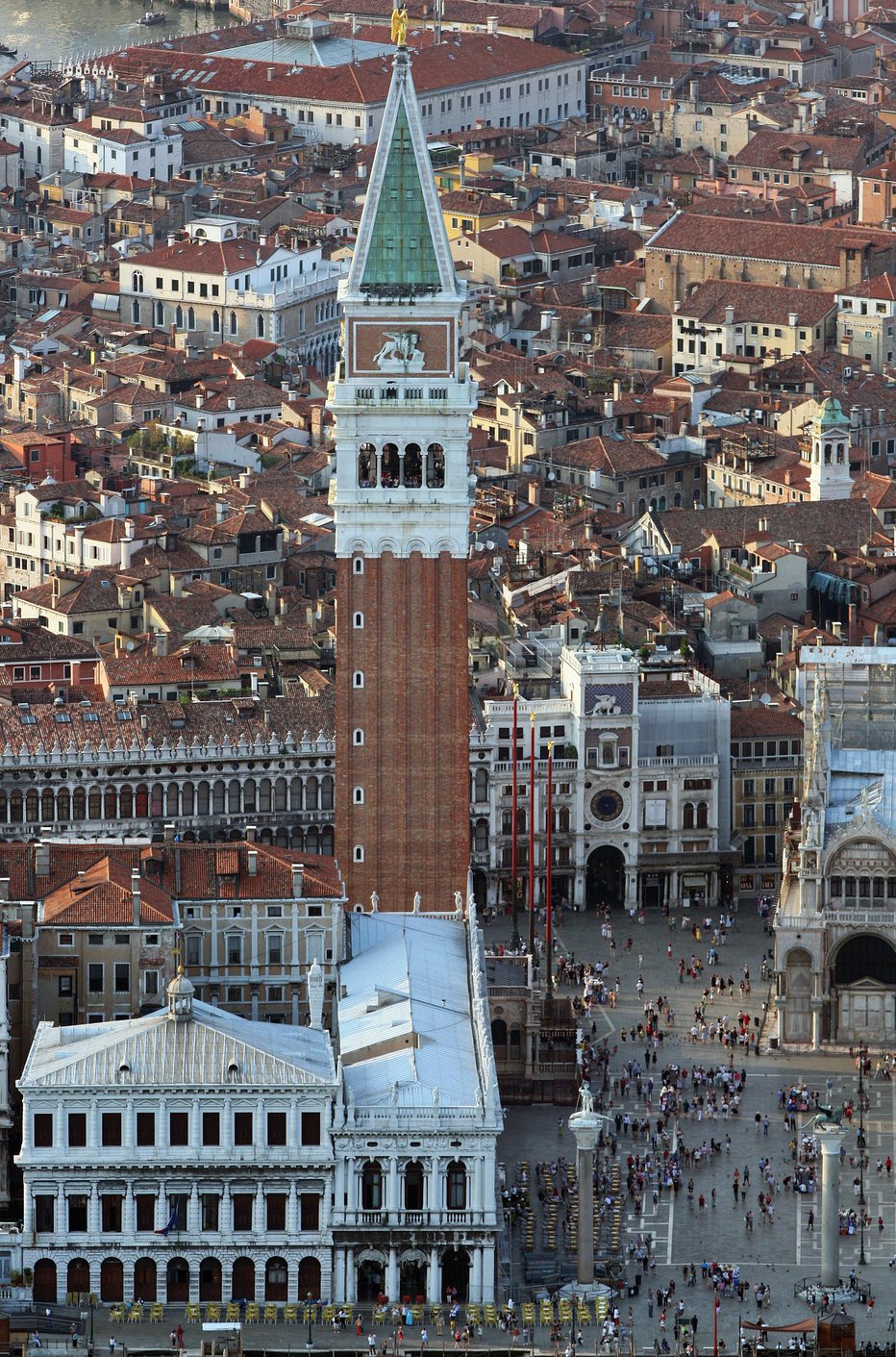 Fotografija: Sloviti zvonik je še vedno eden izmed simbolov Benetk, čeprav se je pred dobrim stoletjem sesedel v kup kamenja. Foto: Guliver/Getty Images