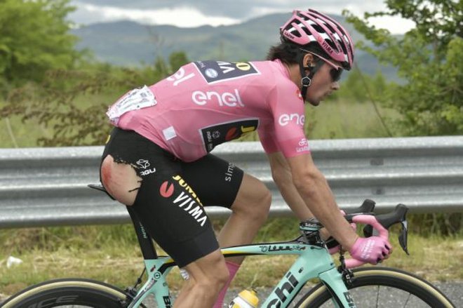Primož Roglič je v šesti etapi padel in kolesaril s strganim hlačnim delom. FOTO: cyclingnews