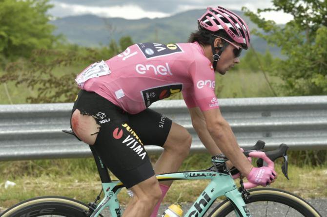 Fotografija: Primož Roglič je v šesti etapi padel in kolesaril s strganim hlačnim delom. FOTO: cyclingnews