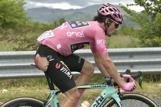 Fotografija: Primož Roglič je po padcu nadaljeval s strganimi hlačami. FOTO: Giro D'italia, Twitter