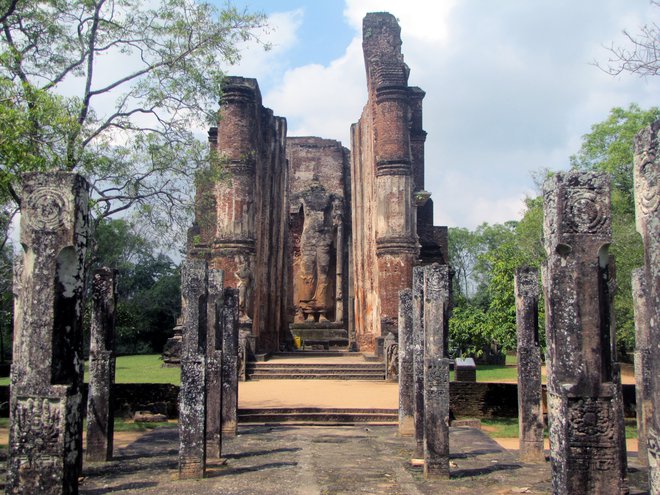 Starodavno mesto Polonnaruwa je idelalno odkrivati na kolesu. Foto: Tina Podobnik