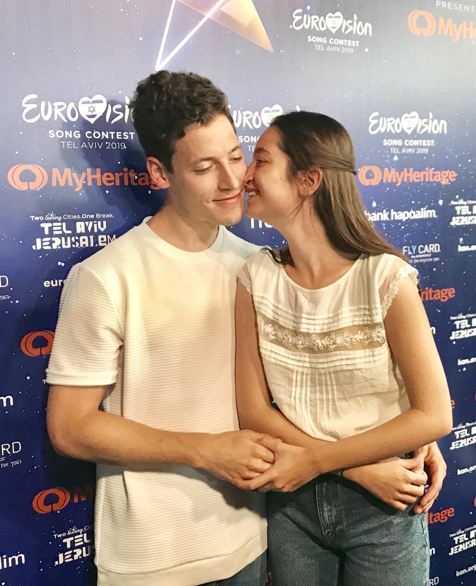 Fotografija: ZalaGašper se po novem imenuje zaljubljeni dvojec. FOTO: Eurovision.tv, T. M.