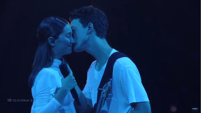 Poljub, Zala in Gašper. FOTO: Eurovision, posnetek zaslona