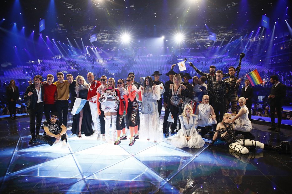 Fotografija: Zala Kralj in Gašper Šantl sta bila tudi na odru izbranih finalistov bolj v ozadju (na fotografiji desno, pred predstavniki Islandije). FOTO: Eurovision