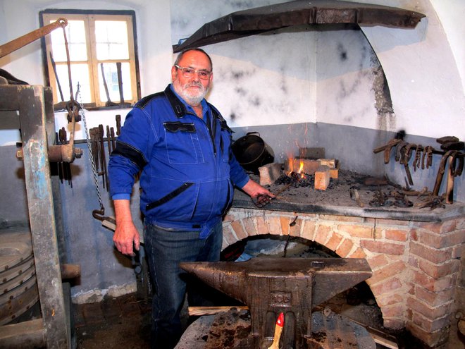 Alojz Vrbnjak iz Peker, predsednik Cehovskega društva kovačev Slovenije, je za Borštnikovo muzejsko kovačijo podaril zaboj novih kovaških klešč.