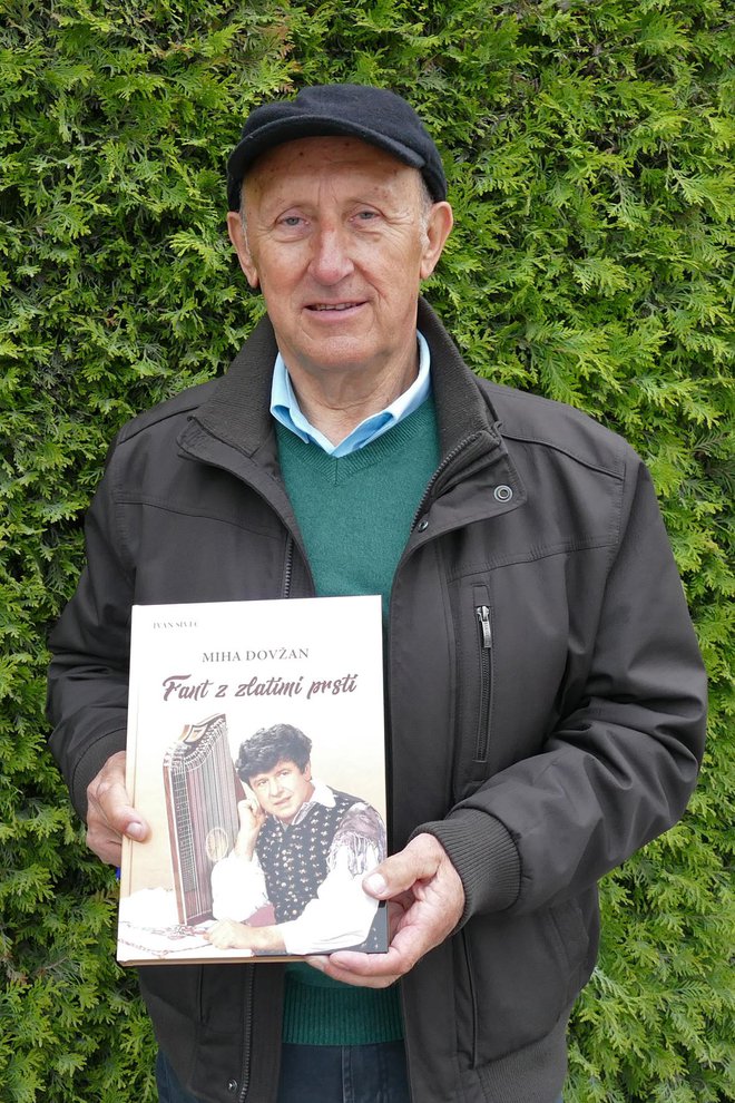 Pisatelj Ivan Sivec s knjigo o Mihi Dovžanu
