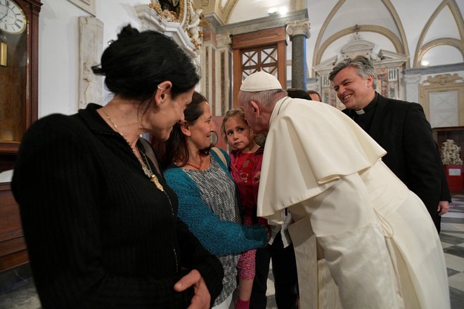 Papež je sprejel romsko družino … FOTO: Reuters