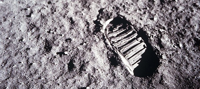 Prvi je na Luni stal moški, tokrat naj bi na naš naravni satelit stopila še ženska. FOTO: Nasa