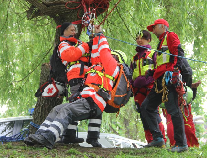 Naši gorski reševalci so le opazovali, delo so morale opraviti ekipe.
