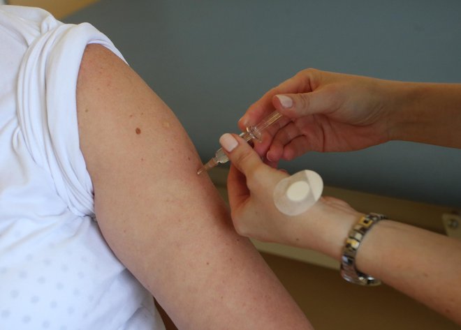 V nekaterih državah je cepljenje zoper rumeno mrzlico obvezno, pa tudi če ni, se vam lahko zgodi, da po pristanku od vas zahtevajo dokazila o cepljenju. FOTO: Tadej Regent
