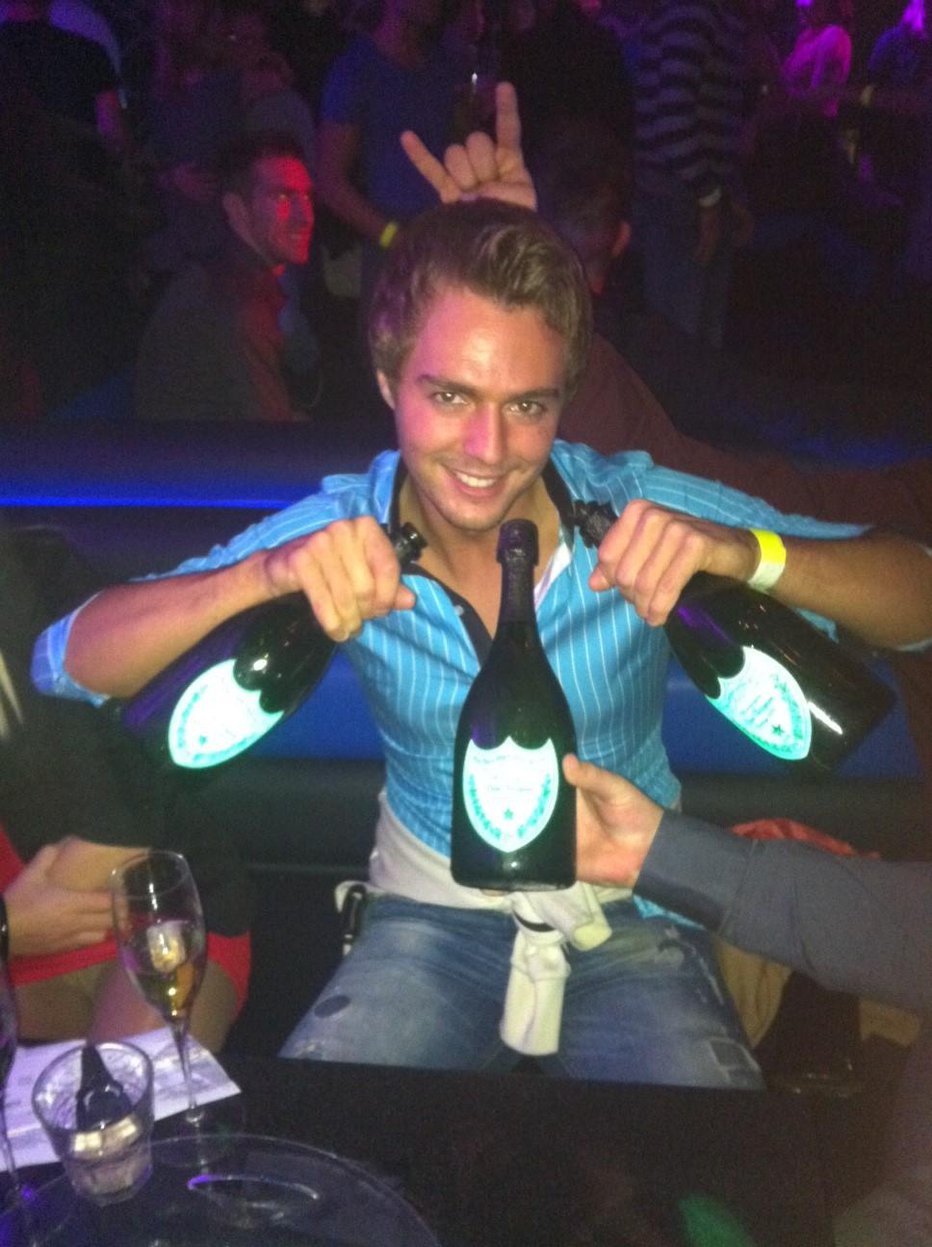 Fotografija: Če bi imel milijon, bi lahko še naprej užival v družbi pregrešno dragih šampanjcev.