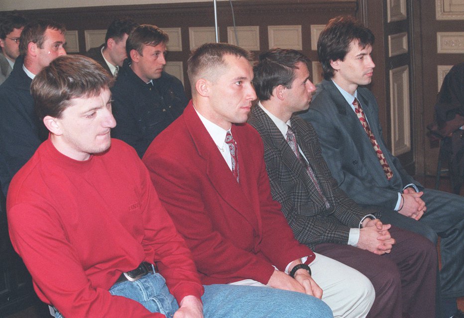 Fotografija: Sojenje v Ljubljani, z leve: Kerec, Tomaž Hrovat, ki je bil obtožen za rop na Zaloški in skupaj s kolegi oproščen tega dejanja, Vivod in Zidanski. FOTO: Arhiv Dela