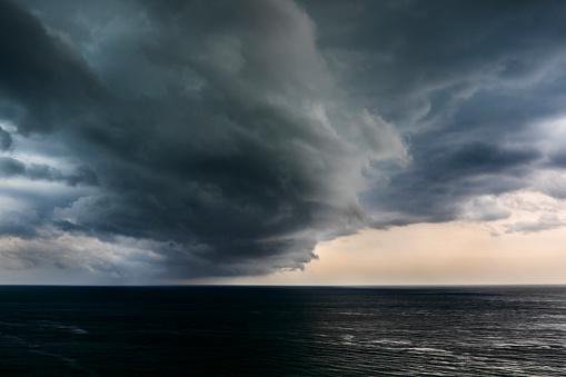 Fotografija: Sredi dneva lahko nastanejo nevihte. FOTO: Getty Images, tetra Images