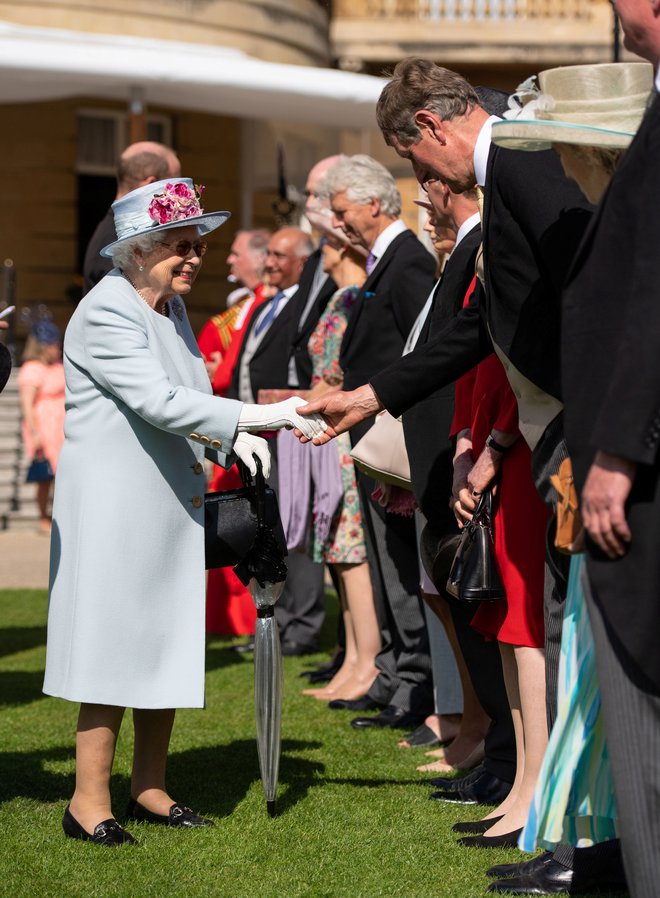 Kraljica je povabila Britance, ki so družbi vtisnili pečat, in se z njimi tudi rokovala.