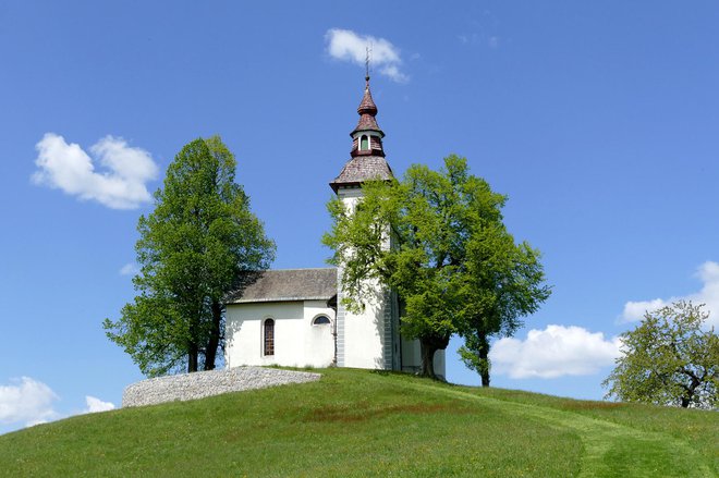 Cerkev sv. Tomaža nad Praprotnim Foto: Primož Hieng