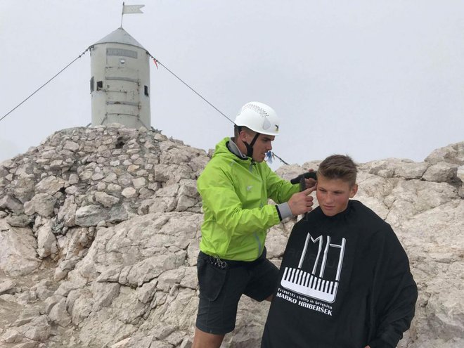 Marko Hriberšek je verjetno edini slovenski frizer, ki je strigel na višini 2864 metrov. FOTOGRAFIJE: Osebni arhiv