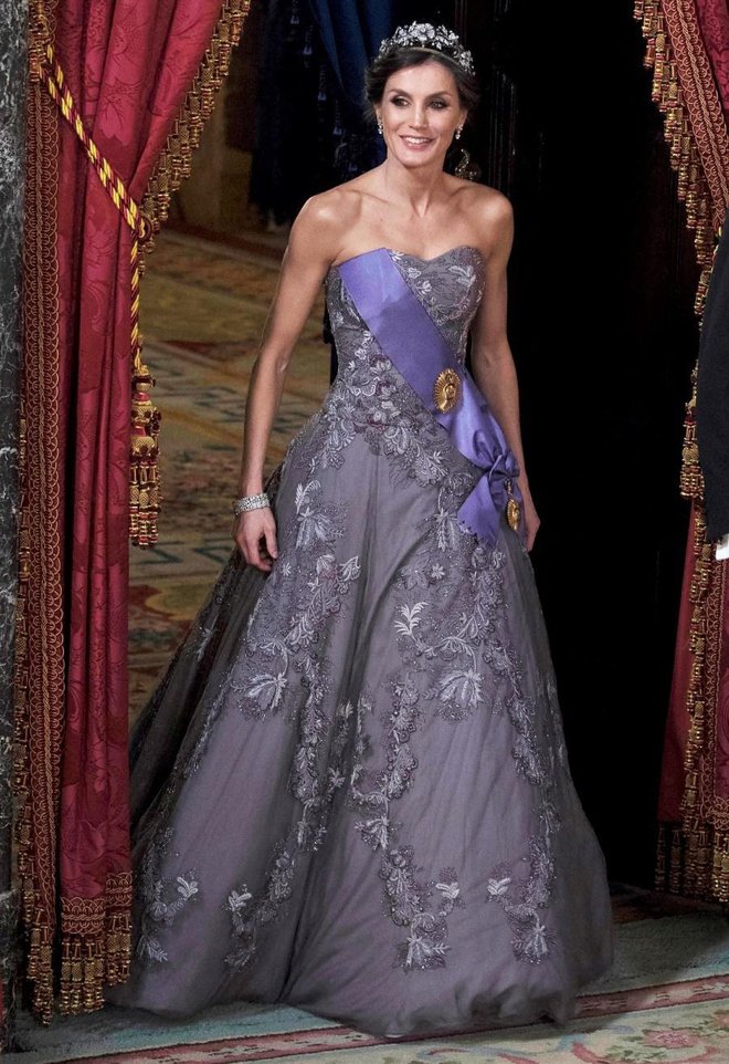 Kraljica Letizia v manj in bolj uradni različici obleke Felipeja Varele