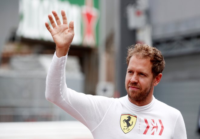 Tudi Sebastian Vettel je tako kot njegovi dirkaški kolegi z mislimi pri Nikiju Laudi. FOTO: Reuters
