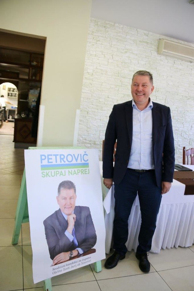 Najprej se je veselil Miroslav Petrovič, ki je kljub temu izgubil lokalne volitve in ni več župan, zdaj se veseli Juričeva. FOTOGRAFIJI: Oste Bakal
