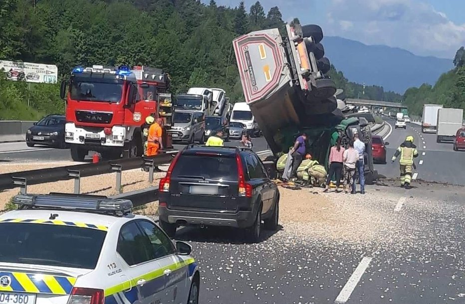 Fotografija: Zaradi nesreče so avtocesto zaprli v obe smeri. FOTO: BHTruck, Facebook