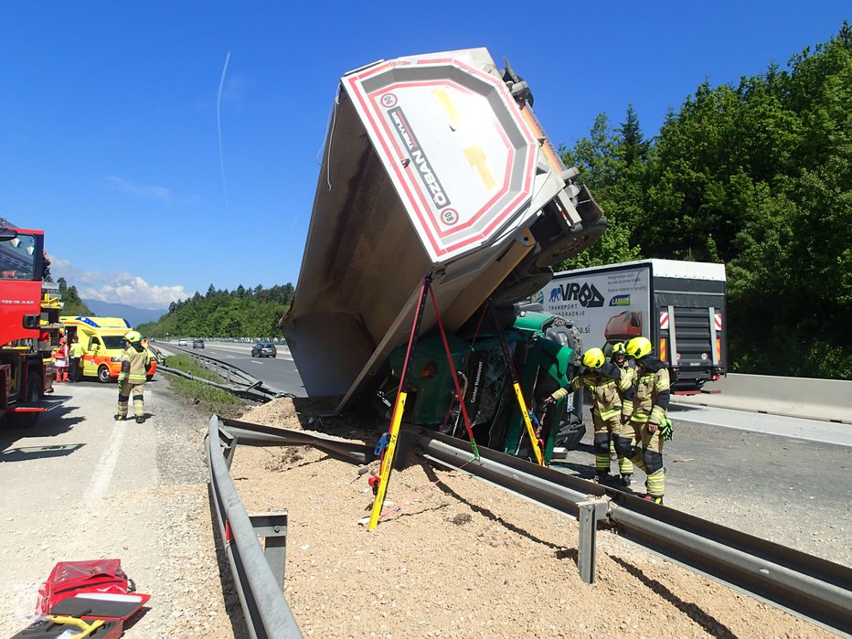 Fotografija: Nesreča tovornjaka. FOTO: Gasilsko-reševalna služba Kranj