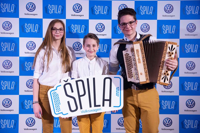 Tudi Luka Lenart, ki s sestro Niko in najmlajšim bratom Blažem sestavlja skupino Lenarti, ki je na Volkswagen špilu zmagala po mnenju občinstva, igra na Rutarjevo harmoniko. FOTO: MEDIASPEED.net