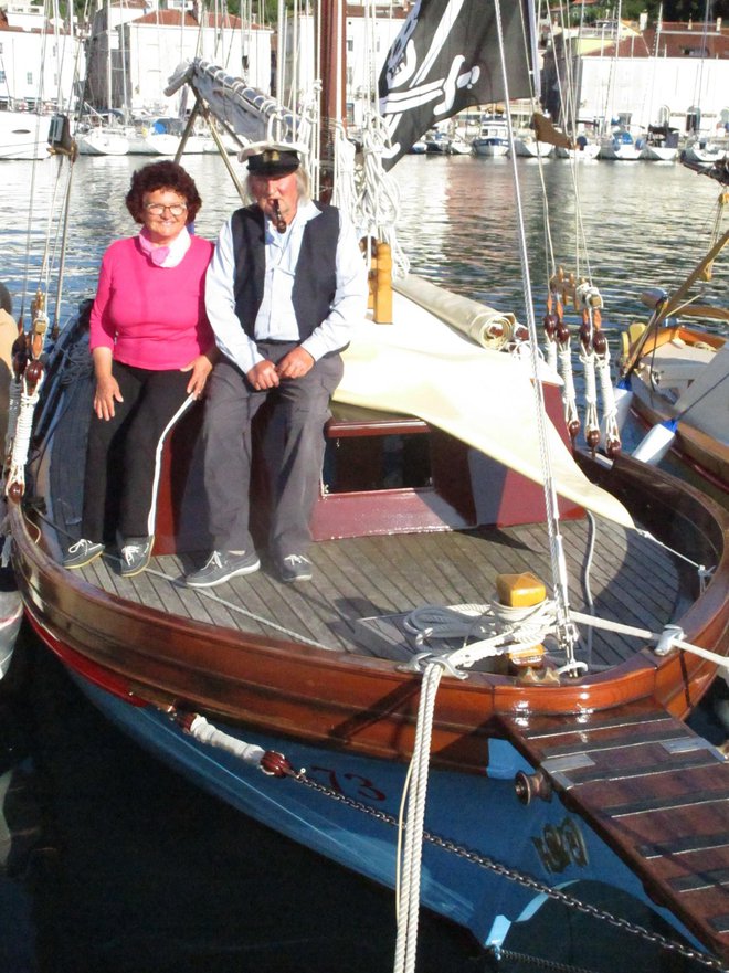Izolan Aleksander Kerin z ženo Lili ne zamudi nobenega dogodka, na katerem se obuja pomorska dediščina. FOTO: Janez Mužič