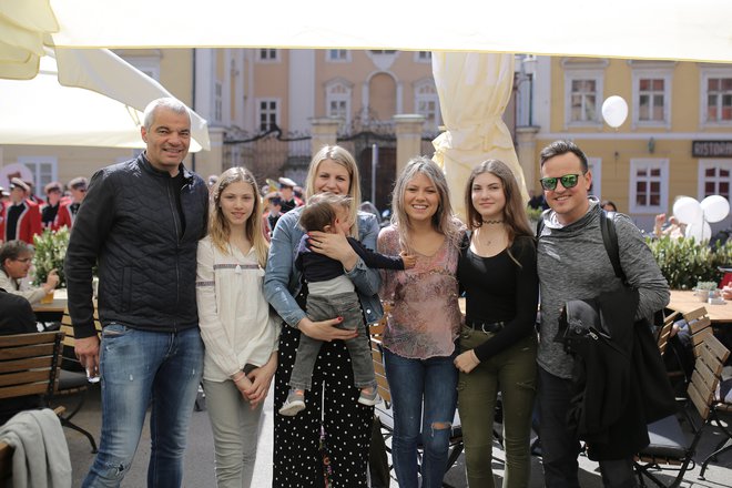 Saša Arsenovič z družino ter s članoma skupine King Foo. FOTO: Mediaspeed