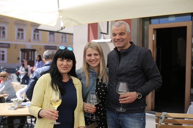 Saša Arsenovič z izbranko Katjo ter s Heleno Cvikl, direktorico višje strokovne šole za gostinstvo in turizem v Maribor. FOTO: Mediaspeed