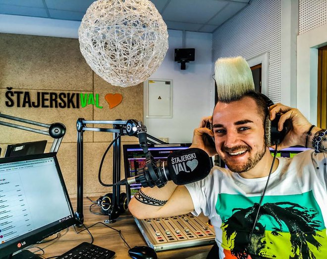 Poskočni Dejan Krajnc uživa z radijskimi slušalkami na glavi. FOTO: facebook