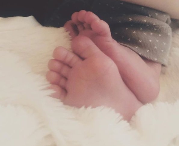 Fotografija: Zvezdniška zaljubljenca sta pokazala stopalca svoje dojenčice. FOTO: instagram