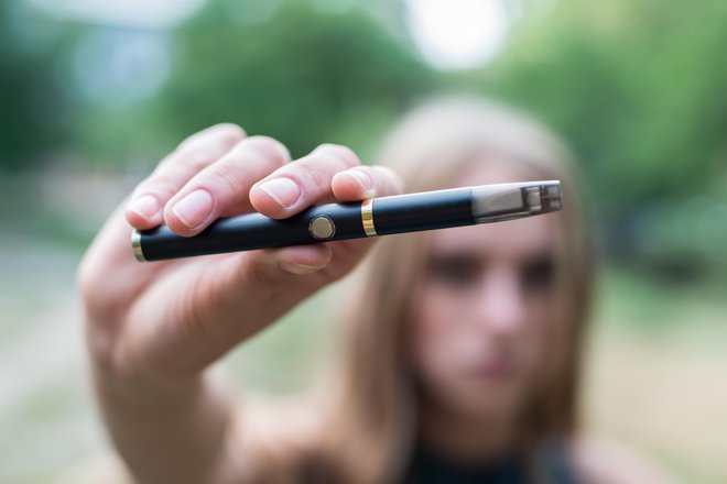 Uporaba elektronske cigarete pri mladostnikih in mladih odraslih viša tveganje, da bodo pozneje kadili tobačne izdelke. FOTO: Guliver/Getty Images