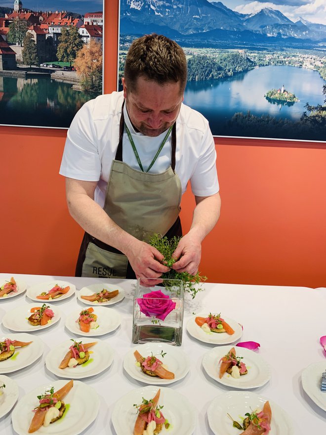 Chef Jože Godec se je osredotočil na svojo značilno jed, ki na krožniku slavi postrv iz bohinjske ribogojnice. FOTO: Osebni Arhiv