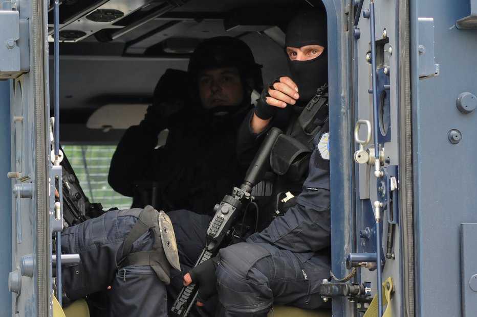 Fotografija: Kosovski policiji očitajo nasilje nad Srbi. FOTO: Reuters